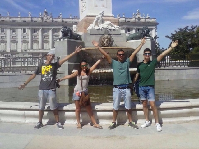 Saludando junto a la fuente